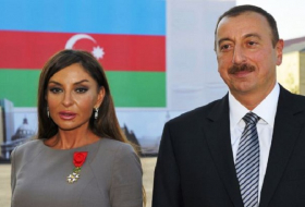 Präsident Ilham Aliyev und First Lady Mehriban Aliyeva in der Preisverleihung